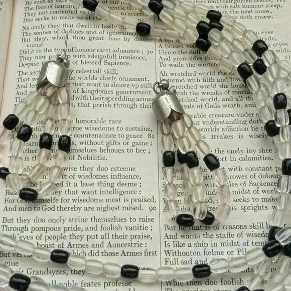 Vintage  clear and black bead necklace and earrings set - Picture 7 of 8